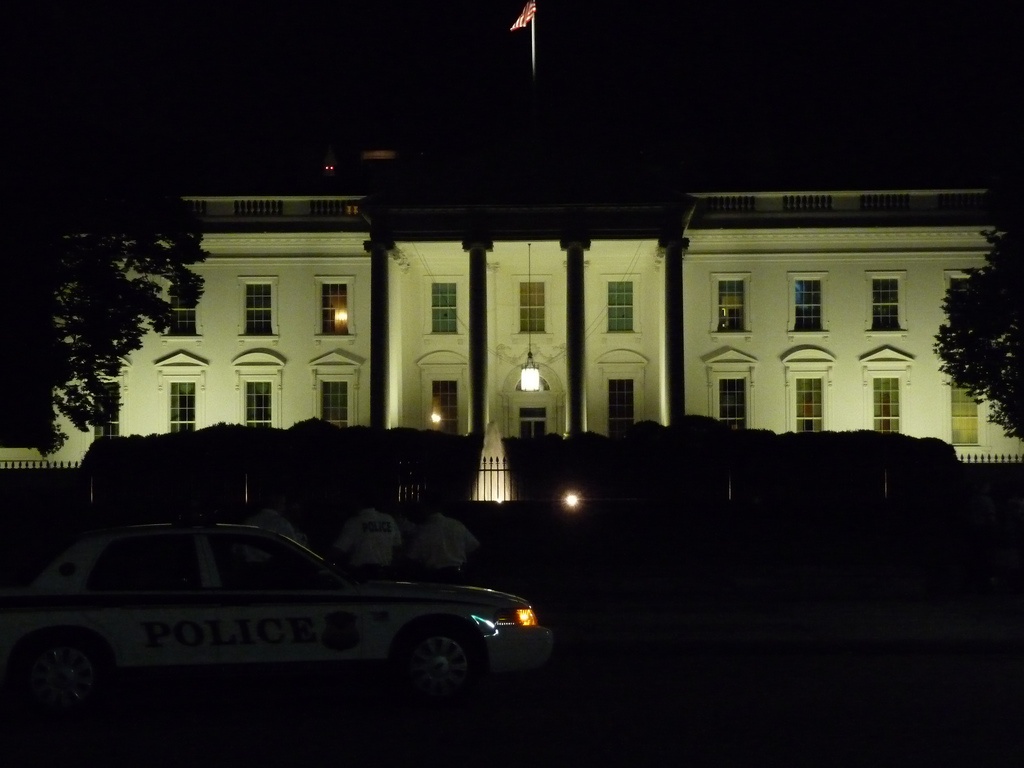 White_House_at_Night_by_dontdothisathome.jpg